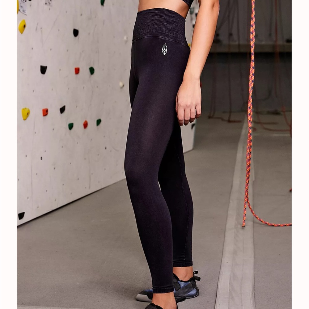 High-Rise 7/8 Length Good Karma Leggings. Size M-L